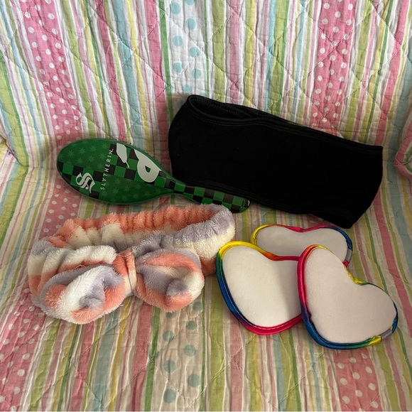 Harry Potter Slytherin Wet Brush, Beauty Headband x2 & Quo Heart Shaped Pads x3 - Picture 1 of 7